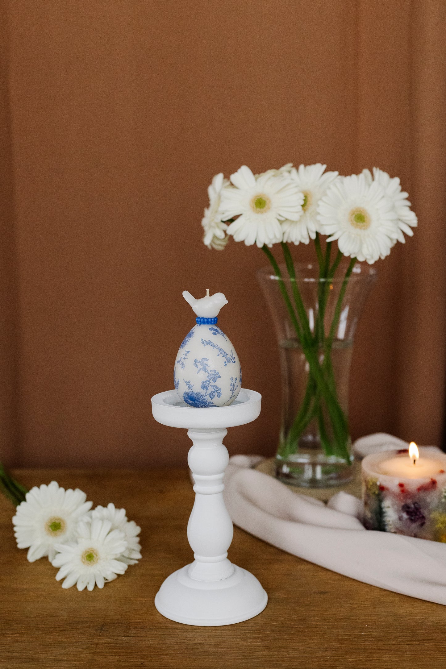 Elegant egg-shaped Chinoiserie candle on pedestal – spring holiday décor