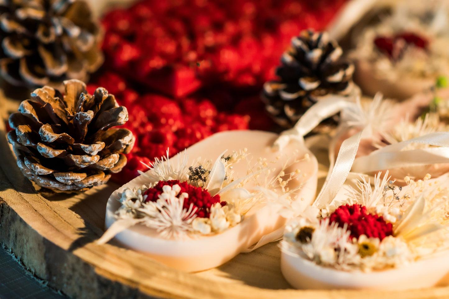 Fragrant soy wax sachet with pinecone decor