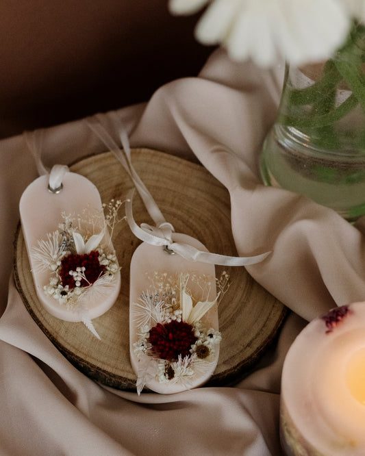 Personalized wax sachet with dried flowers for wedding guest favor