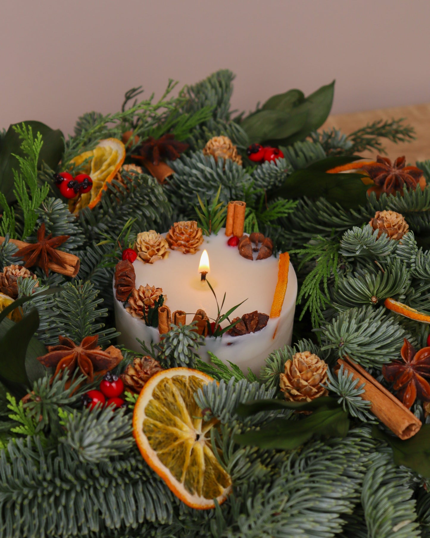 Botanical Christmas spicy candle – hand-poured soy wax with cinnamon, clove & orange notes