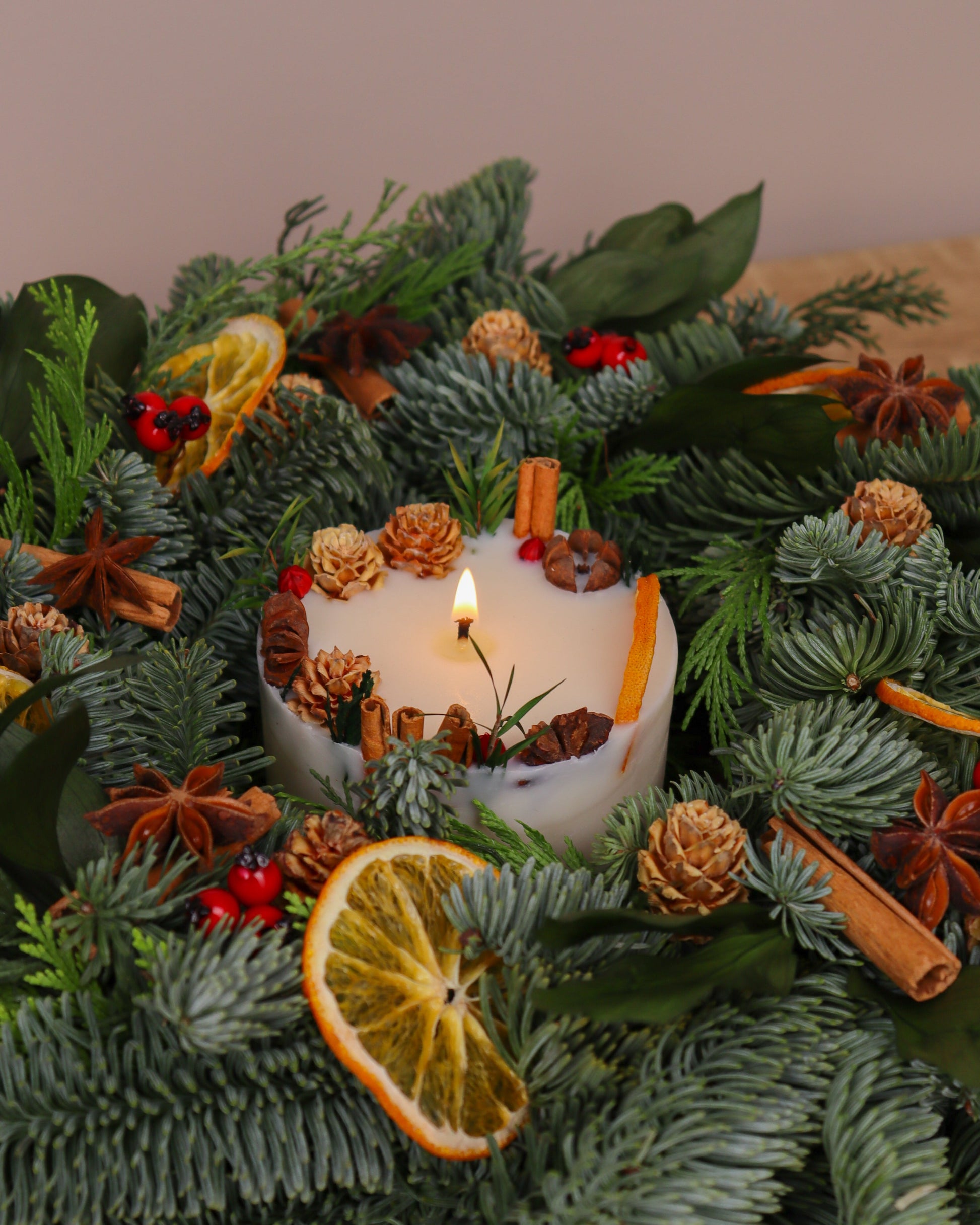 Botanical Christmas spicy candle – hand-poured soy wax with cinnamon, clove & orange notes