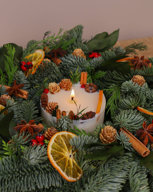 Botanical Christmas spicy candle – hand-poured soy wax with cinnamon, clove & orange notes